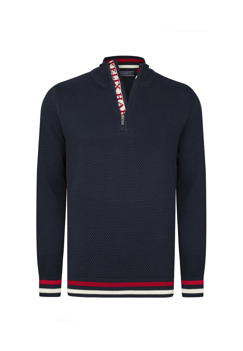 Marineblauer Pullover mit strukturiertem Strick, halbem Reißverschluss und einem Kragen mit einem roten und weißen Logo. Rippstrickbündchen mit roten und weißen Streifen.