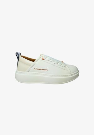 Witte sneaker met een gladde leren bovenkant, ronde neus, platformzool, brede veters en een contrasterende zwarte hieltab. "ALEXANDER SMITH" in gouden letters.