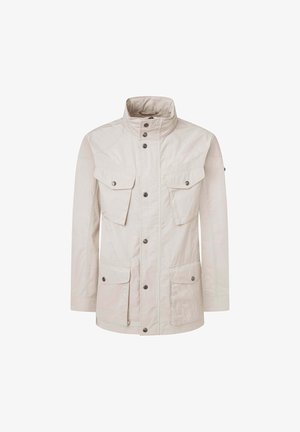 Veste beige avec un col montant, quatre poches avant, coutures d'épaule et boutons-pression. Fabriquée en tissu léger et texturé.