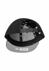 Schwarze Kappe mit einem grauen Schirm. Verfügt über einen Snapback-Verschluss, Innenetiketten und ein strukturiertes Innenfutter. Barcode-Aufkleber auf der Unterseite.