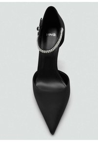 Décolleté nera con punta a forma di freccia e finitura in raso. Presenta una fascia alla caviglia decorata con gemme argentate e un design elegante e minimalista.