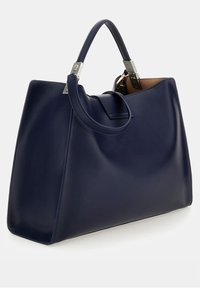 Granatowa skórzana torebka o uporządkowanym kształcie, gładkiej fakturze, podwójnych uchwytach i srebrnych akcentach metalowych.