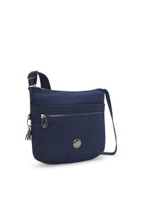 Marinblå crossbody-väska i texturerat tyg, med en framficka med dragkedja, silverdetaljer och en fäst charm för extra detaljer.
