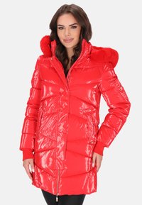 Piros puffertalpú kabát fényes, steppelt textúrával, műszőrmével bélelt kapucnival és cipzáras lezárással. Oldalzsebekkel és bordázott mandzsettákkal rendelkezik.