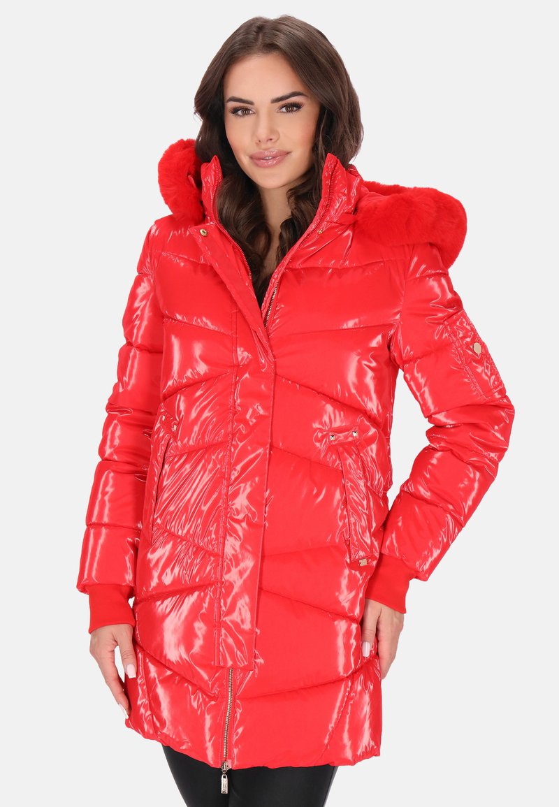 Piros puffertalpú kabát fényes, steppelt textúrával, műszőrmével bélelt kapucnival és cipzáras lezárással. Oldalzsebekkel és bordázott mandzsettákkal rendelkezik.