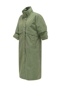 Long imperméable vert olive avec col montant, manches trois-quarts retroussables fixées par des boutons, et poches latérales.