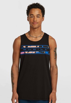 Czarny top na ramiączkach wykonany z bawełny z nadrukiem w postaci niebieskich i różowych pasków na wysokości klatki piersiowej. Okrągły dekolt, bez rękawów.