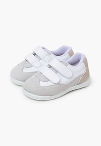 Grijze en witte sneakers met een glad leren en suède buitenkant, een gevoerde kraag en dubbele klittenbandsluitingen voor eenvoudige bevestiging.