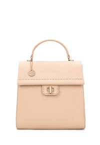 Borsa a mano in pelle beige chiaro con una forma strutturata, manico superiore, cuciture decorative, hardware dorato e chiusura a patta.