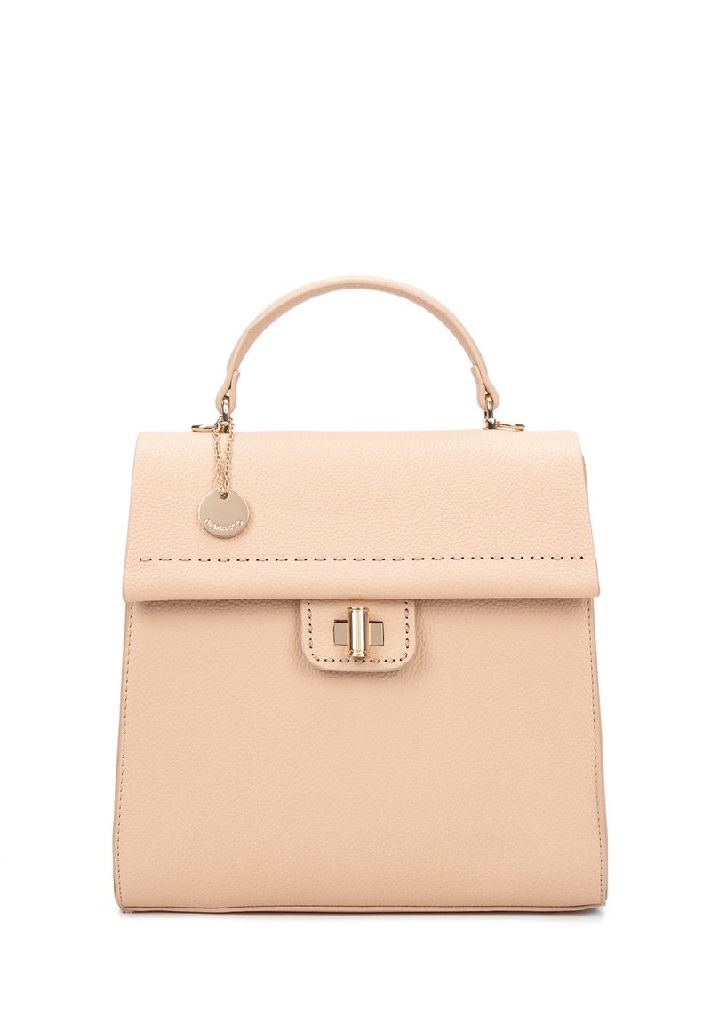 Borsa a mano in pelle beige chiaro con una forma strutturata, manico superiore, cuciture decorative, hardware dorato e chiusura a patta.