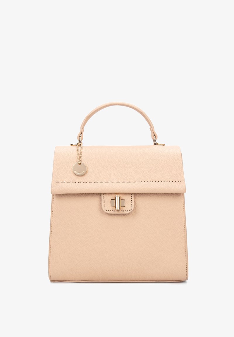 Lichtbeige leren handtas met een gestructureerde vorm, bovenhandgreep, decoratieve stiksels, gouden hardware en een klep-sluiting.