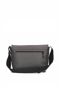 Borsa a tracolla grigia con una finitura liscia e opaca, dotata di una tasca anteriore con zip e di una tracolla nera regolabile. Design minimalista, forma rettangolare.