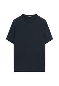 T-shirt blu navy realizzato in morbido cotone, con colletto rotondo, maniche corte e sottili strisce a contrasto sulle spalle.