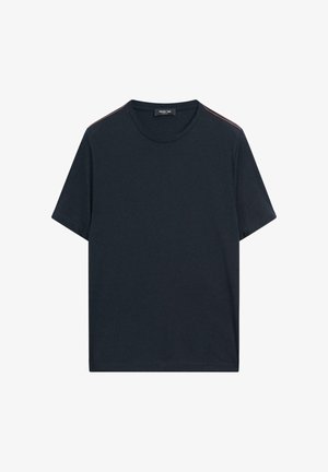 Granatowa koszulka z miękkiej bawełny, z okrągłym dekoltem, krótkimi rękawami i subtelnymi paskami akcentującymi na ramionach.