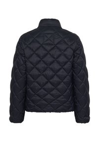 Prešívaná námornícko modrá bunda s vysokým golierom, s diamantovým vzorom a dlhými rukávmi. Hladká textura a ľahký dizajn.