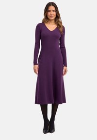Abito lungo viola con maniche lunghe, corpino aderente e gonna svasata, caratterizzato da un design a V e tessuto liscio e strutturato.