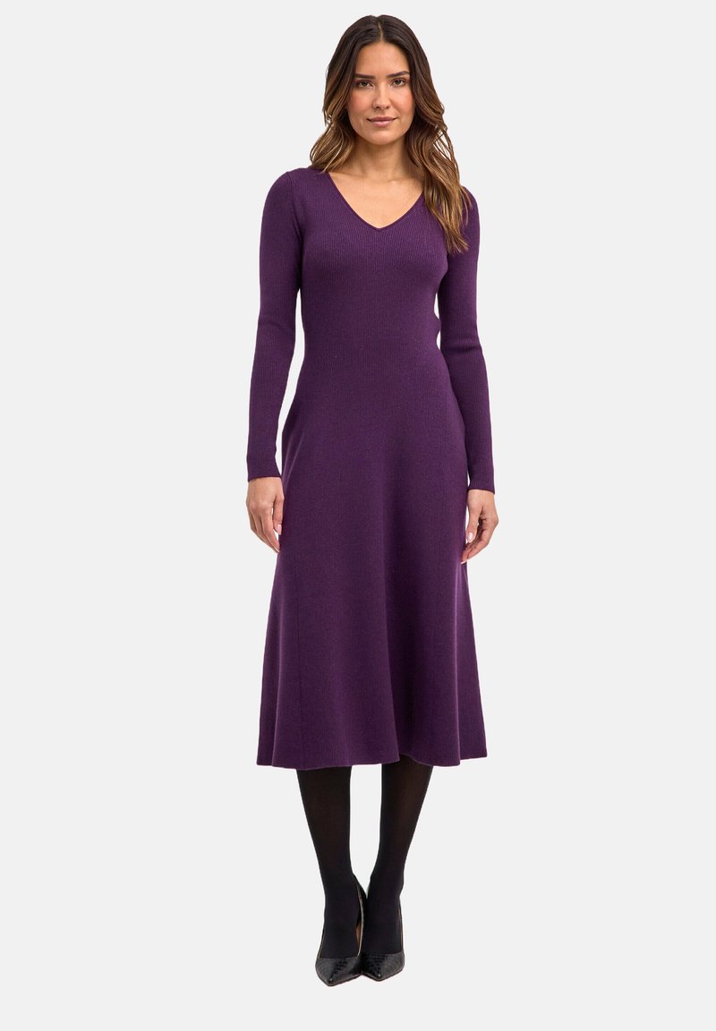 Abito lungo viola con maniche lunghe, corpino aderente e gonna svasata, caratterizzato da un design a V e tessuto liscio e strutturato.