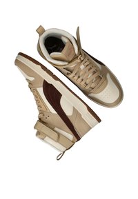 Hoge sneakers in beige en bruin leer, met textuuraccenten, platte veters en een gewatteerde kraag voor comfort.