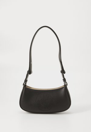 Sac à main en cuir noir avec une forme courbée, une fine bandoulière ajustable et un détail de logo perforé circulaire à l'avant.