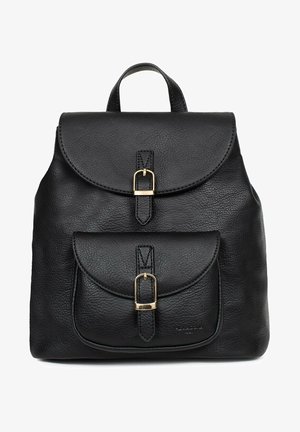 Zwarte leren rugzak met een afgeronde klep, gouden hardware en een voorvak. Voorzien van een gestructureerde afwerking en verstelbare schouderbanden.