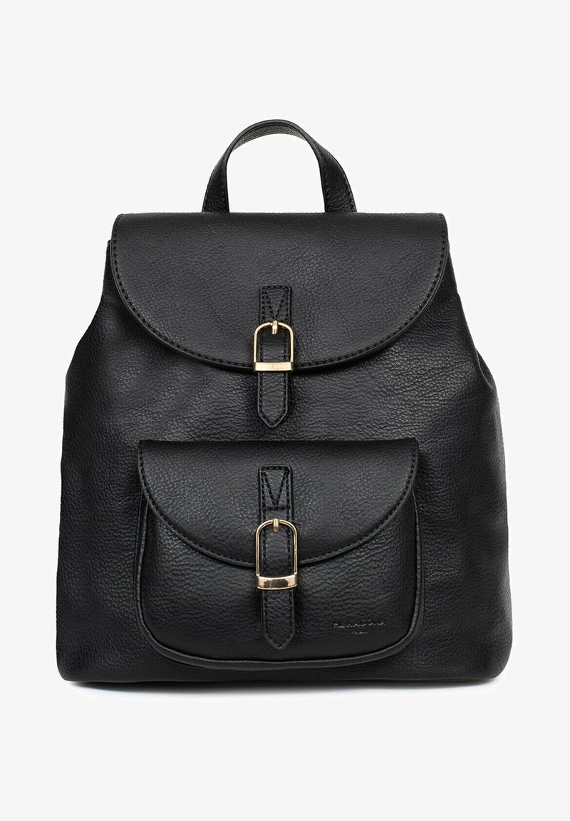 Sac à dos en cuir noir avec un rabat arrondi, des finitions dorées et une poche avant. Il présente une texture et des bretelles réglables.