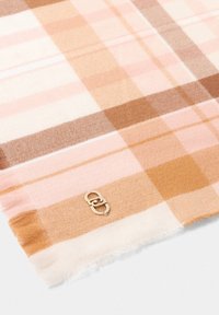 Sciarpa a quadri in tonalità pastello di rosa, crema e marrone, caratterizzata da una texture morbida e da un dettaglio logo dorato. I bordi sfrangiati completano il design.