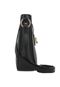 Borsa a tracolla in pelle nera con finitura texture, forma slim, tracolla regolabile e dettagli in metallo dorato.