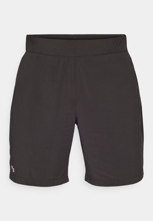 Sorte shorts laget av lett materiale med en glattere tekstur, med elastisk midjebånd og en liten farget logo nederst til venstre.