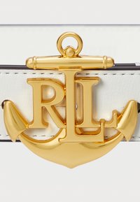 Biały skórzany pasek z dużym złotym metalowym logo w kształcie kotwicy z splecionymi literami "R" i "L", wykończony kontrastującymi czarnymi krawędziami.