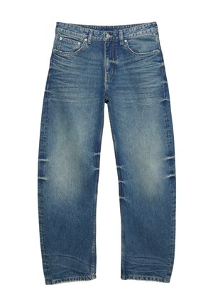 Jean en denim bleu clair avec une coupe droite, texture délavée, détails usés à l'avant, et conception à cinq poches avec quincaillerie en métal.