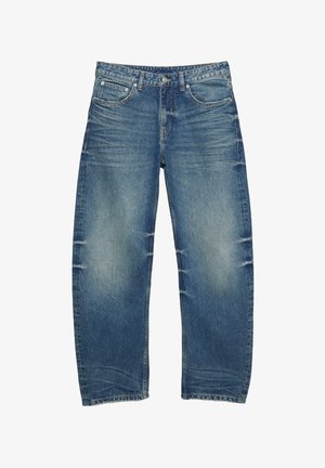 Blugi din denim albastru deschis cu croială dreaptă, textură decolorată, detalii uzate în față și design cu cinci buzunare cu accesorii metalice.