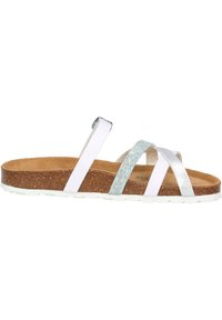 Sandal in bianco e argento con soletta in sughero. Presenta cinturini metallici e testurizzati. Suola piatta con grip moderato. Design casual.