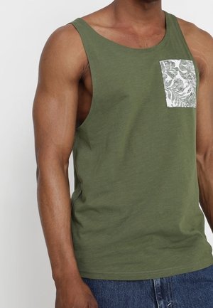 Olivgroene tanktop met een witte zak met bloemmotief. Gemaakt van zachte stof, met een ronde halslijn en een mouwloos ontwerp.