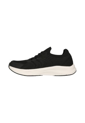 Sort strikket lavtop sneakers med hvid polstret sål, snørebånd foran og trækstrop omkring anklen for nem påtagning.