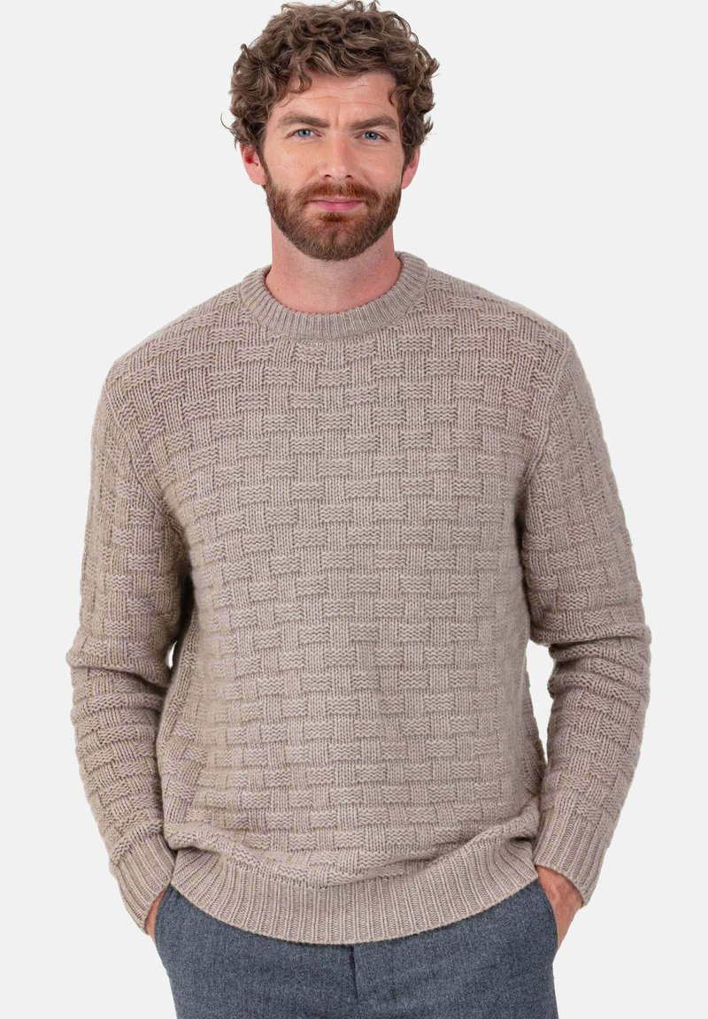 Pull en tricot beige avec un motif texturé en tissage panier, col rond et poignets côtelés. Tissu doux et coupe décontractée.