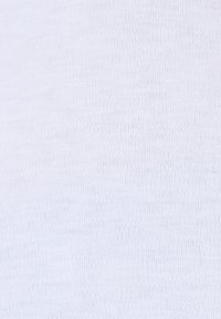 Tissu en coton blanc avec une texture côtelée fine, tissé uniformément, présentant une apparence douce et lisse sans motifs ou accents notables.