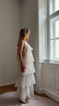 Bíl dress s vrstvami a volánky; doplněný tkanou taškou zdobenou metalickými prvky; vyrobený z jemné texturované tkaniny.