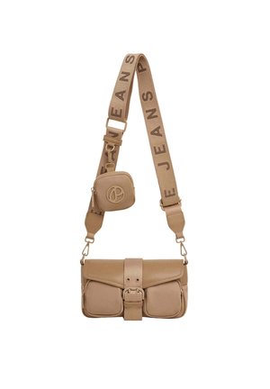 Borsa a tracolla marrone con due tasche frontali, chiusura a scatto e tracolla in tessuto ricamata con logo. Texture liscia e forma rettangolare.