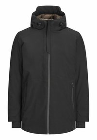 Chaqueta impermeable negra con un alto cuello, capucha ajustable, dos bolsillos laterales con cremallera y un acabado exterior suave.
