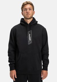 Hoodie nera realizzata in tessuto morbido, con tasca frontale e cappuccio regolabile con cordino. Grafica verticale del logo bianco stampata sul petto.