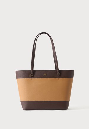 Sac fourre-tout marron bicolore avec de longues anses et un petit logo doré avec initiales centré près du bord supérieur sur un fond uni.