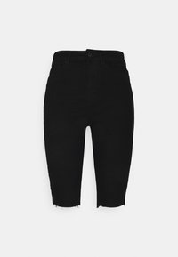 Pantalones cortos de mezclilla negros de cintura alta con dobladillos deshilachados y cierre frontal de botón y cremallera, expuestos sobre un fondo blanco liso.