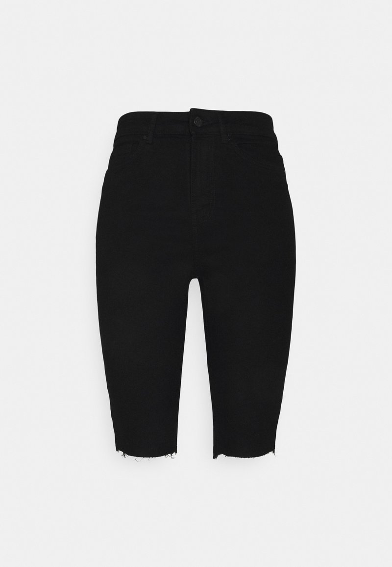 Pantalones cortos de mezclilla negros de cintura alta con dobladillos deshilachados y cierre frontal de botón y cremallera, expuestos sobre un fondo blanco liso.