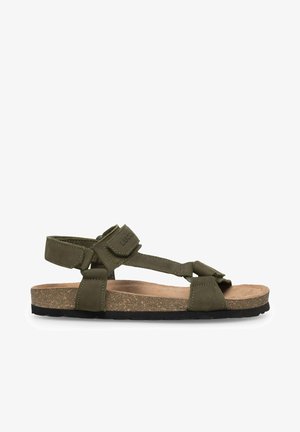Olivgrüne Veloursleder-Sandale mit verstellbaren Klettverschlüssen, Korkfußbett und schwarzer Gummisohle, Seitenansicht.