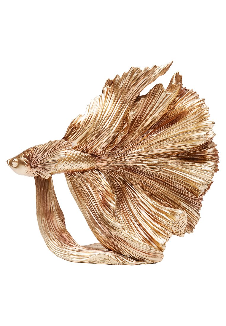 Skulptur eines goldfarbenen Fisches mit filigranen Flossen und Schuppen, aus strukturiertem Metall gefertigt, das fließende Linien und eine dynamische Form zeigt.