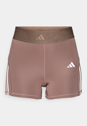 Shorts de sport marron avec une large ceinture texturée. Dotés d'accents à trois rayures blanches sur les côtés et d'un petit logo blanc.