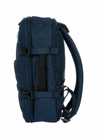 Zaino blu navy realizzato in tessuto resistente, dotato di due cerniere, spallacci regolabili e tasca laterale con fibbie per una chiusura sicura.