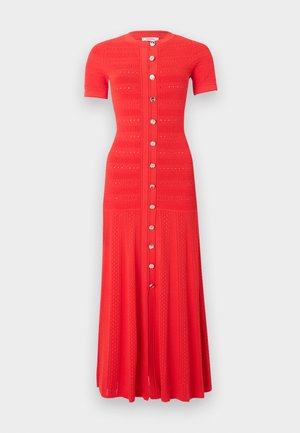 Robe tricotée rouge à manches courtes avec encolure arrondie, motifs détaillés et fermeture frontale complète à boutons métalliques.