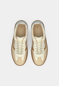 Λευκά και μπεζ αθλητικά παπούτσια με ανοιχτό μπλε λεπτομέρειες, με σουέντ και δερμάτινες υφές, στρογγυλή μύτη και αντίθετες πλευρικές ρίγες.