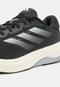 adidas Performance SUPERNOVA SOLUTION - Chaussures de running sur route - core black/carbon